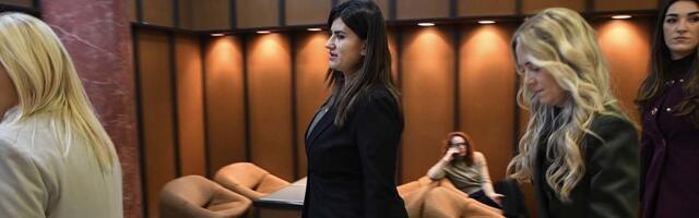 Mladen Cvijetić objavio kako ga Dina Vučinić odguruje fasciklom u Skupštini Novog Sada (VIDEO)