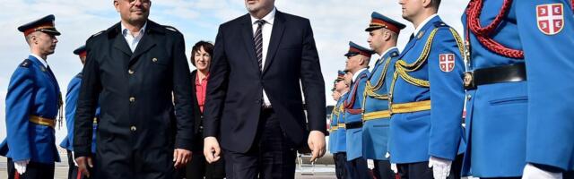 Krivokapića na svečanom dočeku u Beogradu dočekao B. Nedimović u farmerkama