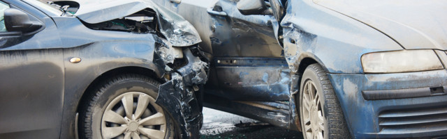 SUDAR U BEOGRADU: Vozila potpuno oštećena, dve osobe povređene