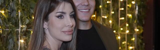 ŽENA SLOBE RADANOVIĆA U KUPAĆEM: Jelena se spremila za plažu, pa se usnimila u apartmanu pored sina - Ljudi ne veruju kako izgleda posle tri porođaja