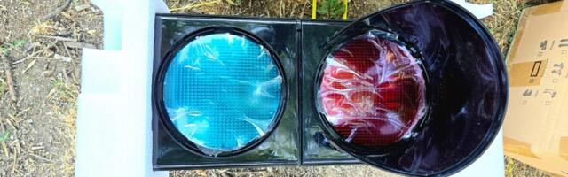 Oprezno u saobraćaju na raskrsnici ulica Grada Sirena i Save Kovačevića, u toku postavljanje novog semafora nakon udesa