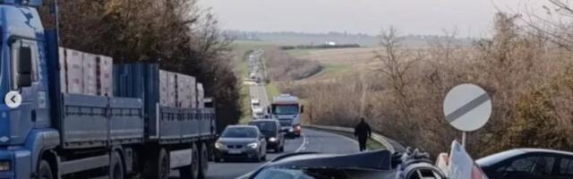 Teška saobraćajka kod Maradika! Kamion prešao u suprotan smer, pa se zakucao u automobil: Slike su jezive