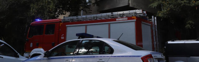 POLICAJCI IZ ZGRADE U PLAMENU SPASILI DETE Uleteli su u zadimljenu zgradu, pa su pronašli dečaka (10)