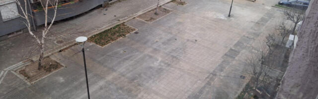 Plato između zgrada u Duvaništu u Nišu ostao neuređen posle radova na postavljanju kablova