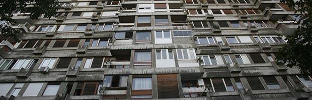 STANARE ZGRADE ZGROZIO PRIZOR NA TERASI KOMŠIJE! Uzaludno pozvali nadležne, pa doživeli još veći ŠOK: "Ovo je igralište za muve i insekte!" (FOTO)