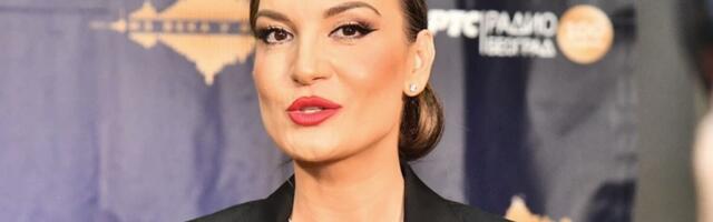 JEDINA SLIKA JELENE TOMAŠEVIĆ U KUPAĆEM! Pevačica je u vatrenom izdanju bila na moru sa Bosiljčićem, a evo šta se desilo nakon drame i dijagnoze zbog koje se srušila na bini!