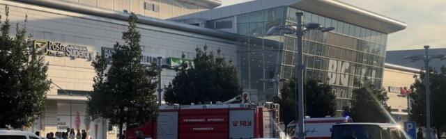 "SAMO SU ODJEDNOM REKLI DA IZAĐEMO NAPOLJE, SVI SMO POČELI DA IZLEĆEMO IZ RADNJI"! Opšta panika u Podgorici zbog dojave o bombama u dva najveća TC! (FOTO)