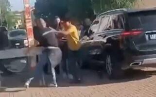 SEVALE PESNICE ISPRED STADIONA! Fudbaler Verone izašao iz automobila i potukao se sa navijačem! Snimak makljaže zapalio društvene mreže (VIDEO)