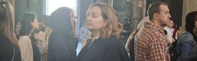 Evo gde smo uhvatili Bekutu! Oko nje veliki broj vernika, Ana strpljivo čeka red (FOTO)
