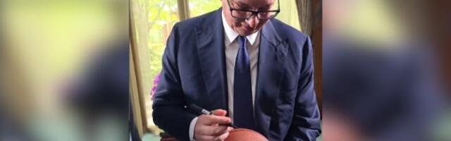 Smeh i prijateljstvo u Pekingu! Vučićev autogram postao atrakcija u Kini - Broj 577 ima posebno značenje (VIDEO)