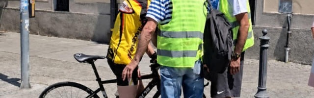 Блокадери зауставили старца на бициклу и засипали га морбидним псовкама