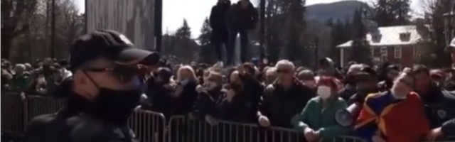 (FOTO, VIDEO) MILOVCI PRAVE HAOS NA CETINJU ZBOG PREMIJERSKOG SATA! Komite gađaju političare flašama, Krivokapiću policija obezbeđuje prilaz!