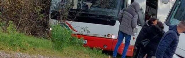 Autobus koji je prevozio radnike sleteo sa puta kod Rače, povređeno 15 osoba