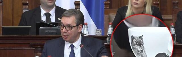 Šoljica s vukom za Vučića u Skupštini