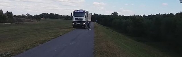 VIDEO: Bahati vozač kamiona jurio biciklističkom stazom na nasipu kod Begeča i zamalo pregazio bicikliste