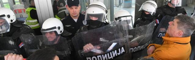 Haos u Pančevu: Građani pokušavaju da uđu na sednicu Skupštine, guraju se s policijom (FOTO)