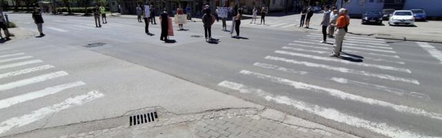 Kragujevčani 79. put na raskrsnici kod "Uzora" odali poštu žrtvama novosadske tragedije (FOTO)