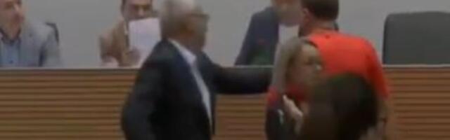 Šapićeva udarna pesnica nasrnuo na opozicionara: Bastać iskulirao (VIDEO)