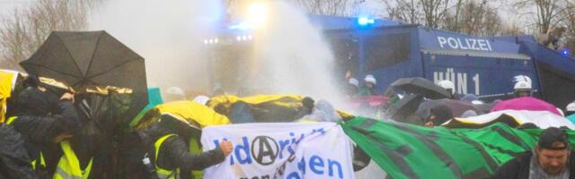 HAOS U NEMAČKOJ: Desetine povređenih u ŽESTOKOM okršaju demonstranata sa omladinom AfD, policija VODENIM TOPOVIMA razbijala blokade! (VIDEO)