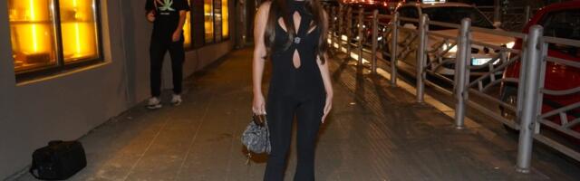 Ona je prava džepna Venera - Šokiraće vas visina ove pevačice, od nje nema niže