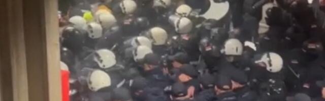 Policija primenila SILU na Filozofskom u NS: Studenti IZBAČENI iz zgrade (VIDEO)