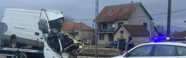 "BIO JE NA POLA PRELAZA KAD JE UOČIO VOZ" Očevici za Kurir: Stao, krenuo unazad a onda samo dodao gas! Železničari: Pukom srećom voz nije izleteo iz šina VIDEO