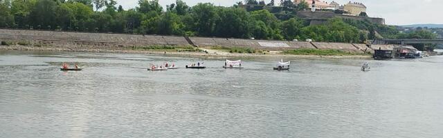 Nekoliko plovila sa porukom "Srbija pobeđuje" prošlo Dunavom kroz Novi Sad