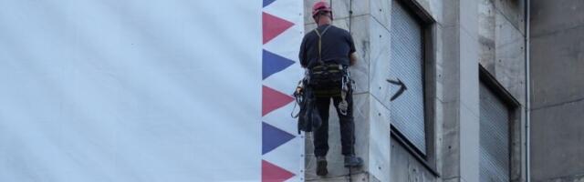 Skinut transparent sa Palate Albanija: Alpinisti završili posao, okupljeni građani pozdravili uklanjanje (VIDEO)
