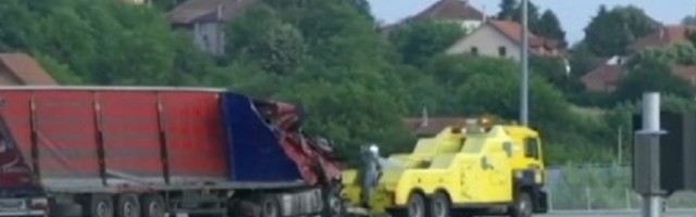 Zastoj na auto-putu, prevrnuo se šleper