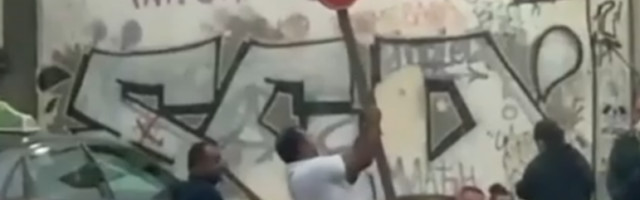 VANDALIZAM U BEOGRADU! Pogledajte kako pomahnitali muškarac lomi saobraćajni znak usred bela dana! (VIDEO)