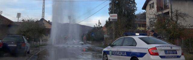 Камион откинуо хидрант и направио водоскок у центру Ивањице