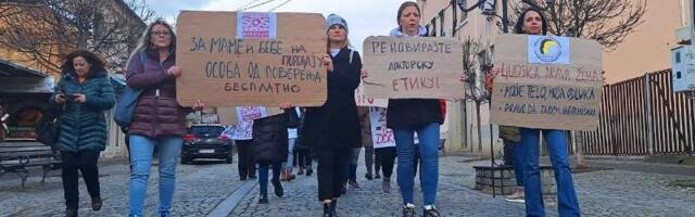 Protest protiv akušerskog nasilja: Inicijativa demonstranata predata menadžmentu ZC Vranje VIDEO