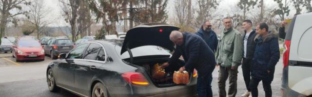 VIDEO: Poljoprivrednici doneli pakete hrane i drugih potrepština studentima u blokadi u Novom Sadu