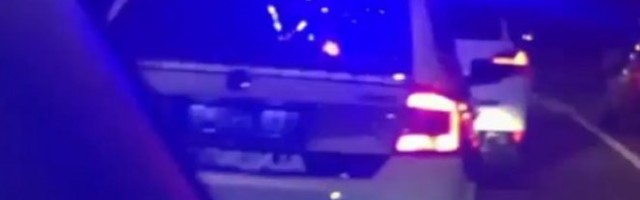 MERCEDESOM NA POLICIJSKU BLOKADU: Bežeći od hapšenja drogu bacili kroz prozor, POKUŠALI DA PREGAZE POLICAJCE!