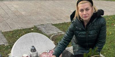 DŽEJEVA ANDRIJANA SAMA NA GROBLJU: Na pomen došla pre svih, pa se oglasila se i uputila emotivne reči legendarnom pevaču