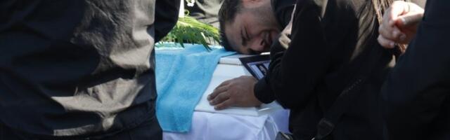 "Bato moj, nisi ovo zaslužio": Potresne scene sa groblja - Darku će srce pući (VIDEO)