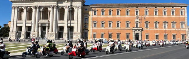 Legendarna Vespa proslavila jubilej: Hiljade motora na paradi u Rimu