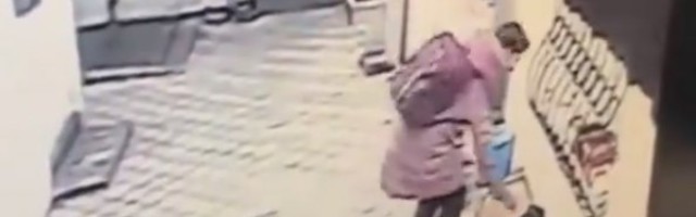 (VIDEO) Drpila patike a da nije ni trepnula: Snimak krađe na vračaru, kamera sve zabelešila
