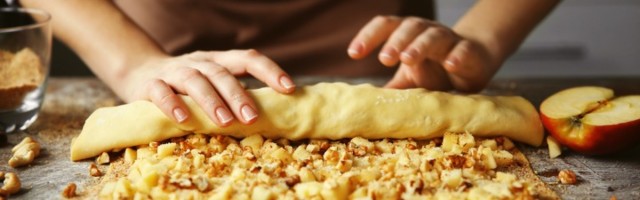 Voćna pita sa "šuškavim" prelivom od belanaca