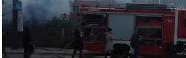 Požar u Ustaničkoj: Kuća u plamenu, tramvaji stoje (VIDEO)