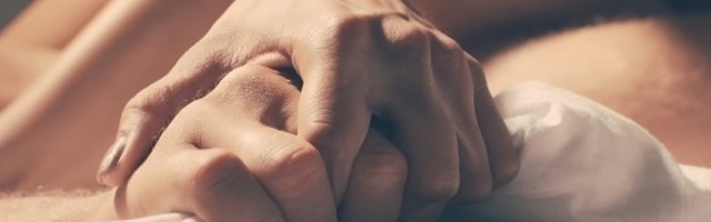 Fata oseti kako Mujo počinje da je pipka i mazi onako kako to nije dugo radio i onda...