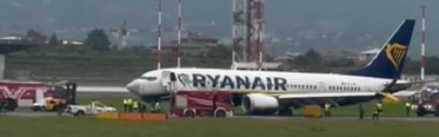 Zapalio se avion: 200 putnika hitno evakuisano (FOTO, VIDEO)