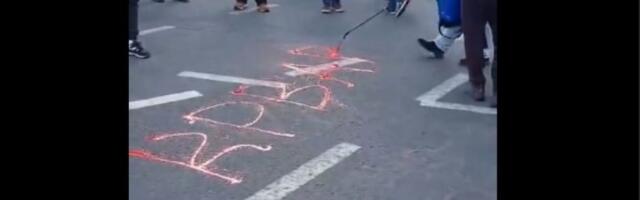 Na Promenadi u Novom Sadu transparent krvavih ruku, unutra bačeno 5.000 flajera (VIDEO, FOTO)