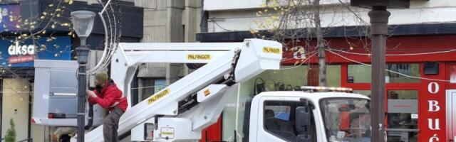 Praznični duh u Kragujevcu: U toku postavljanje NOVOGODIŠNJE rasvete