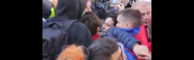 Incident ispred suda u NS: Žandaremrija bacila SUZAVAC na građane (VIDEO)