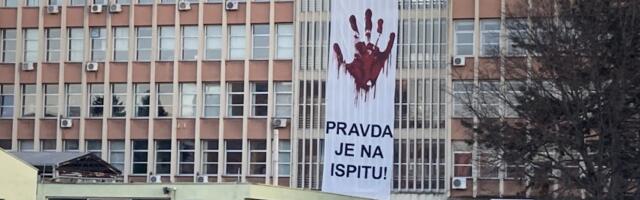 Dvojica pod fantomkama poskidali banere sa Tehnološkog fakulteta