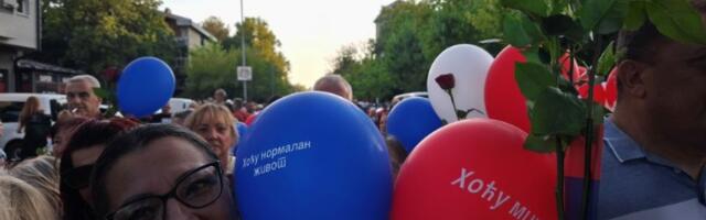 Građani našli spisak SNS-ovaca koji su bili na skupu protiv blokada pa imena pročitali naglas (FOTO, VIDEO)