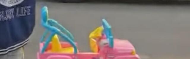 Kažnjen jer je pijan vozio dečji Barbi auto (VIDEO)