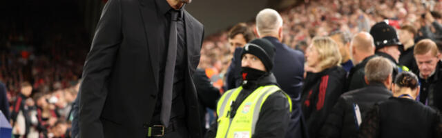 ČEKA GA VAŽAN POZIV Čolo Simeone gleda ka Partizanovom detetu
