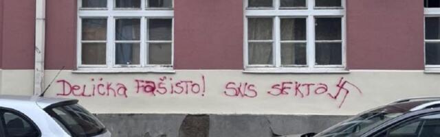 U centru grada jeziv grafit: Oskrnavljena zgrada pozorišta u Šapcu